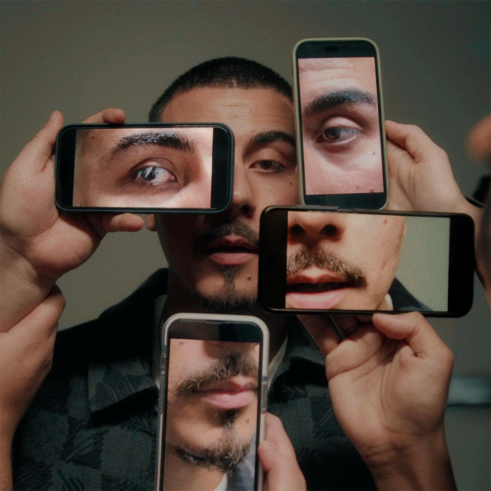 Pressbild på Gas inför sin nya singel "In & Out"