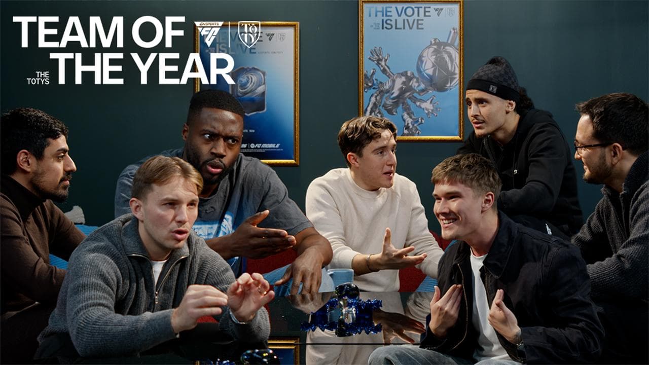 En grupp av experter som diskuterar årets lag i FC26