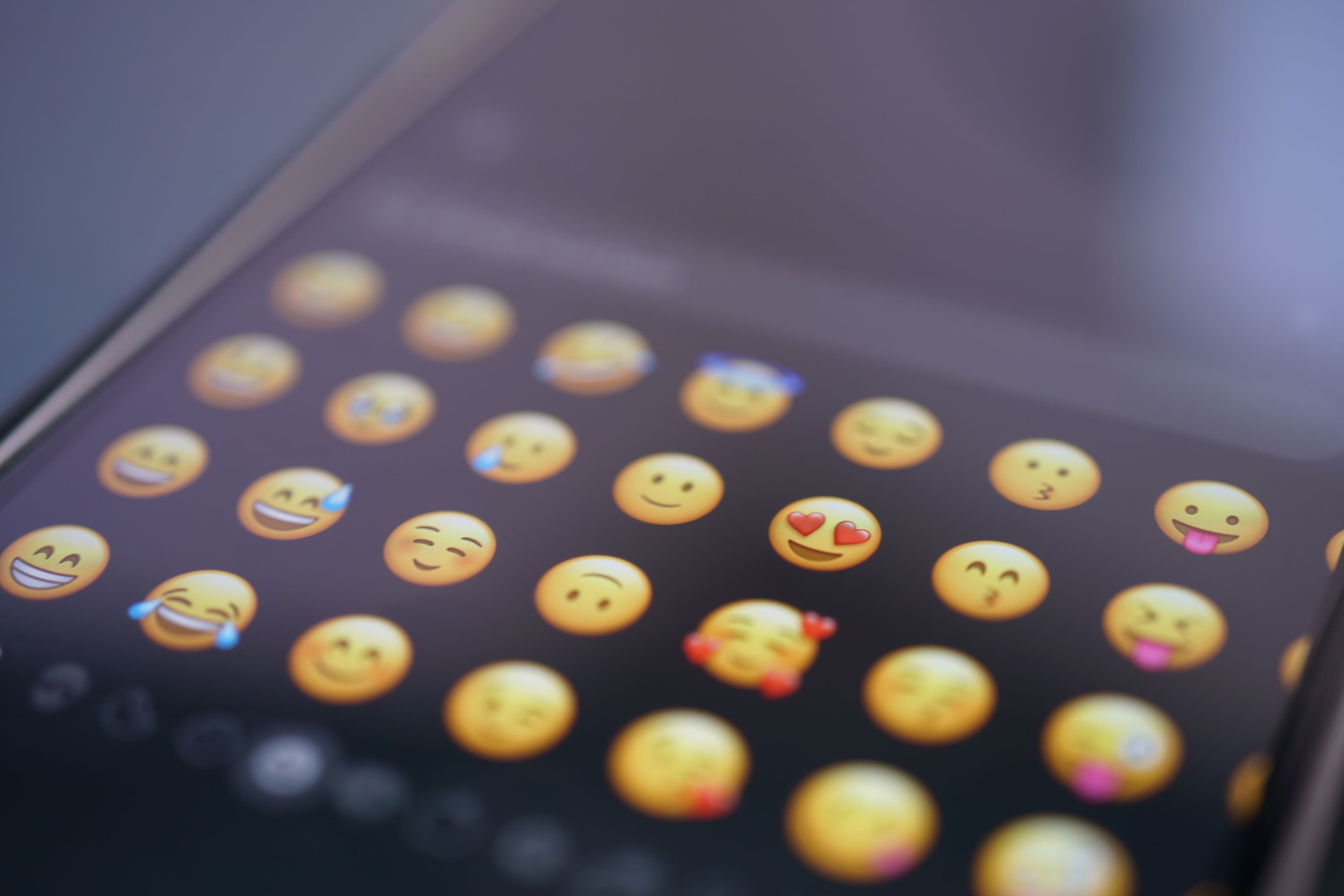 Emojis på en smartphone-skärm.