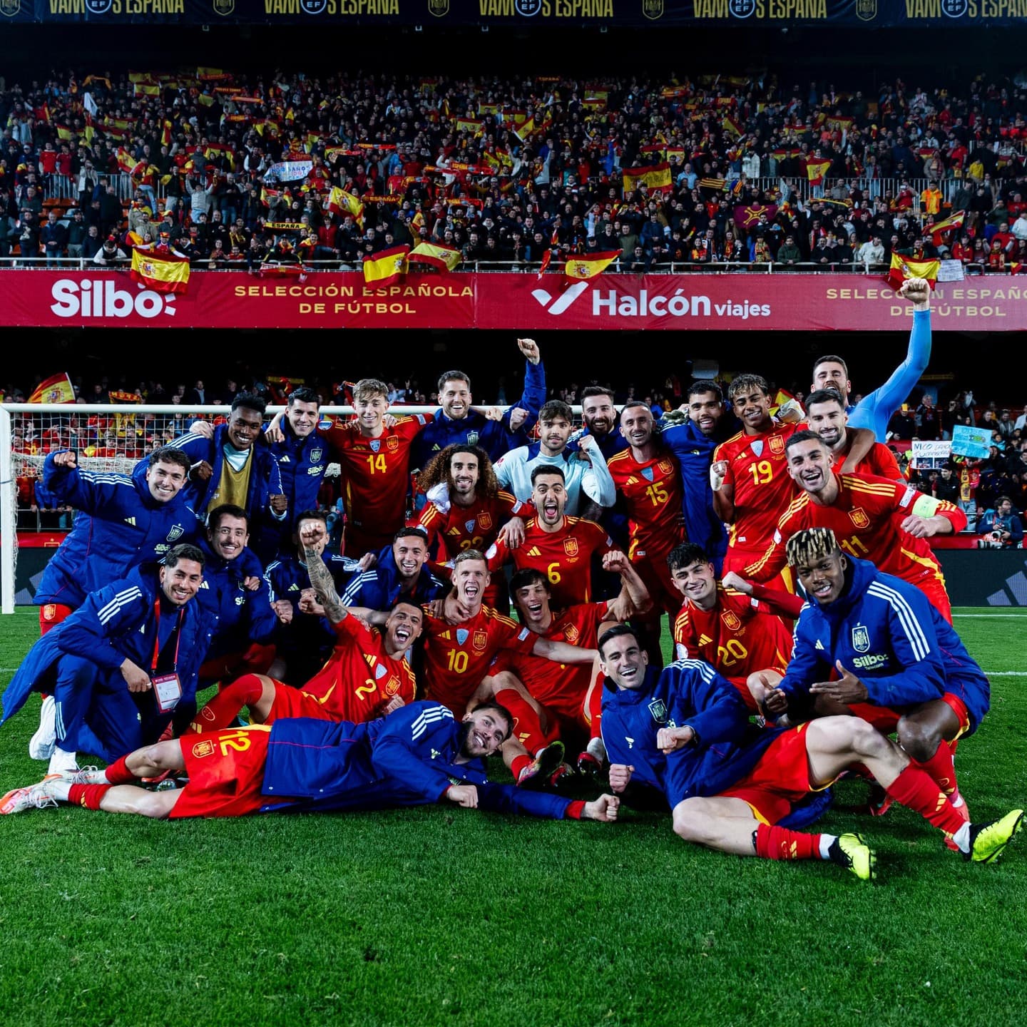 Spaniens landslag firar efter vinst i UEFA Nations League