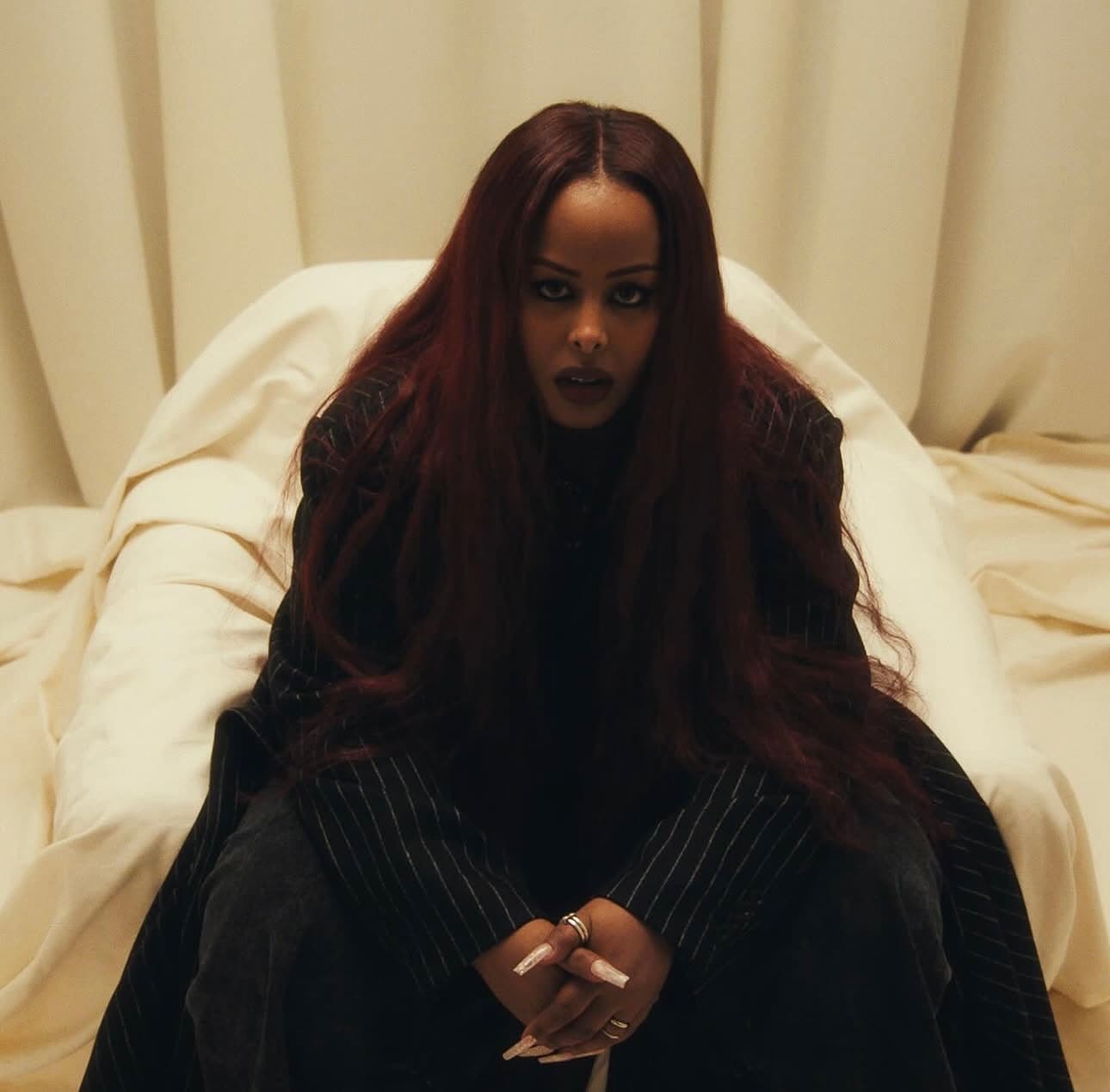 Pressbild på Cherrie för hennes nya singel "PAUS"