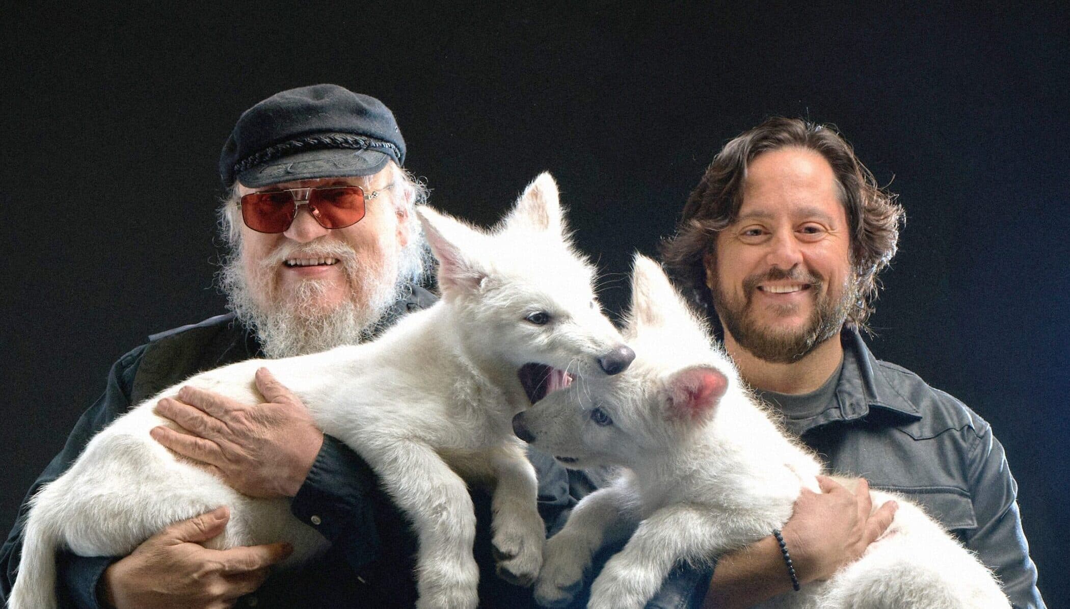 Bild på George R.R. Martin och Ben Lamm när de håller i varsin dire wolf