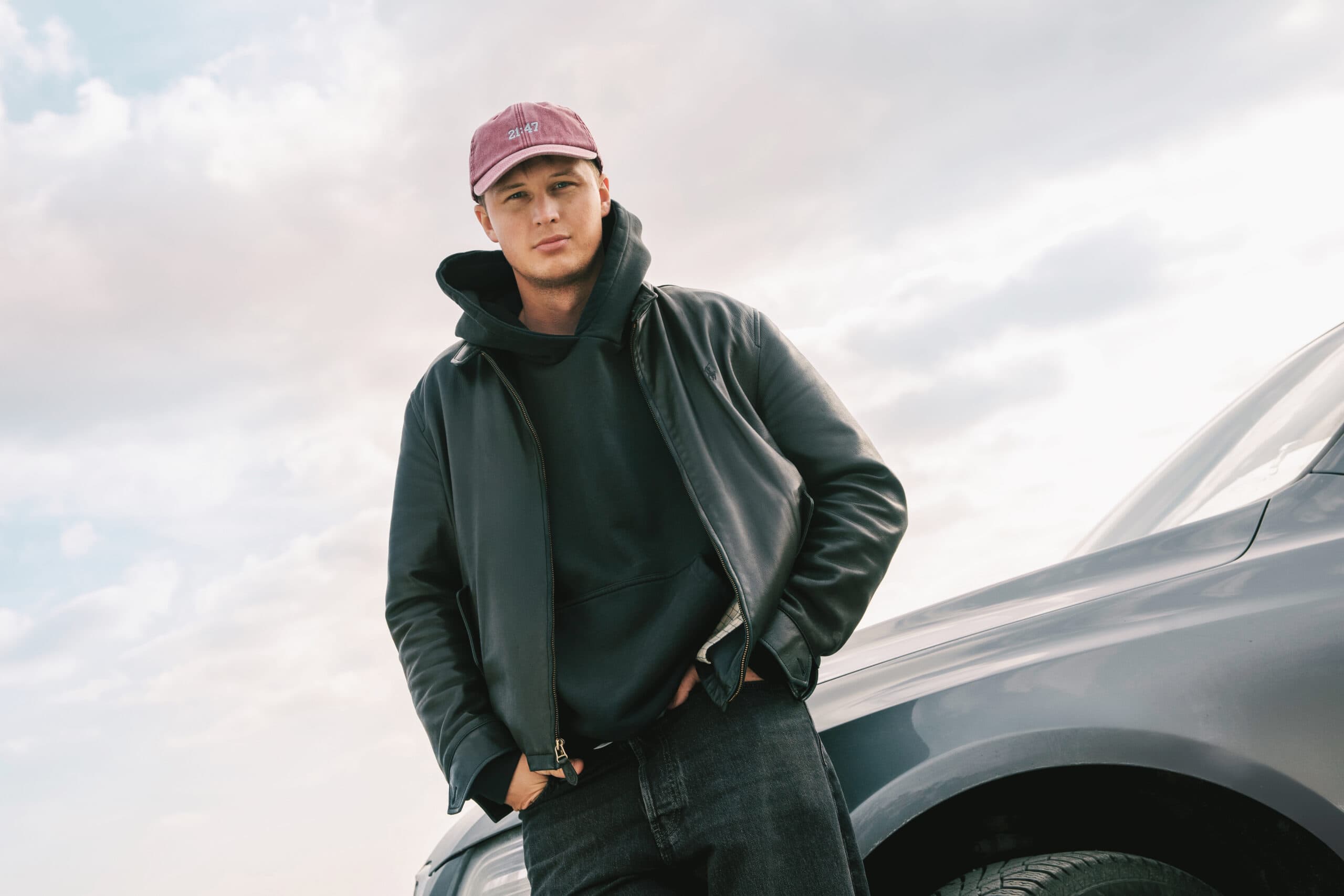 Pressbild på Victor Leksell för hans nys singel "Hur många mil"