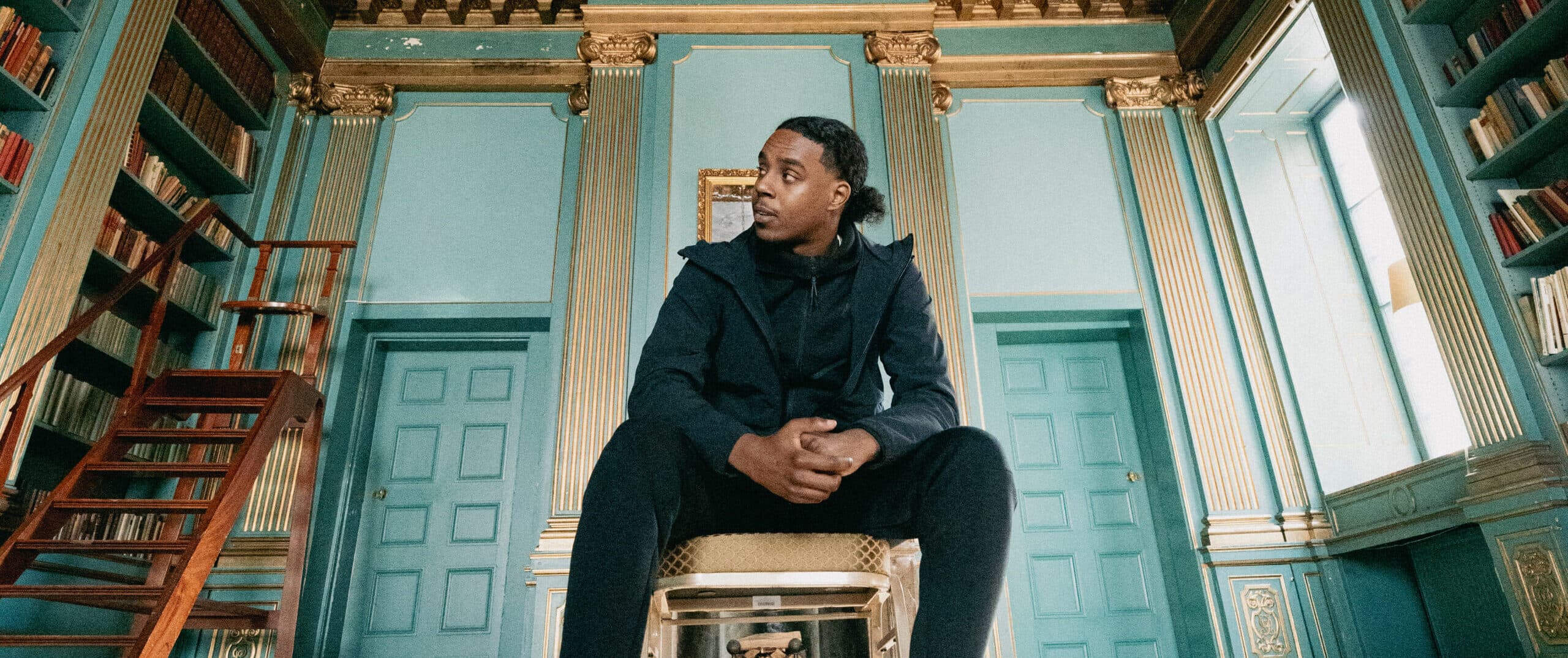 pressbild på Y4ska inför hans nya singel "Aldrig Sett Förut"