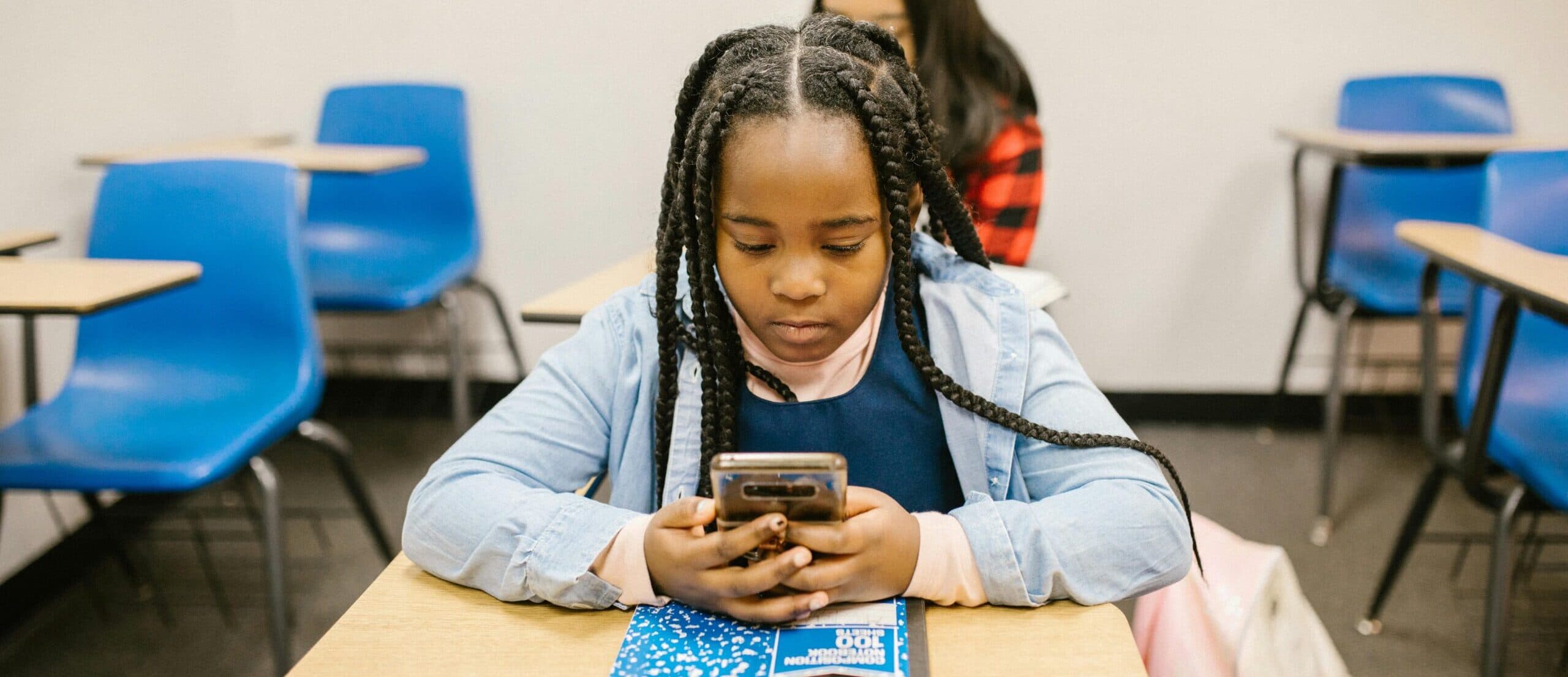 Regeringen vill införa mobilförbud i grundskolan