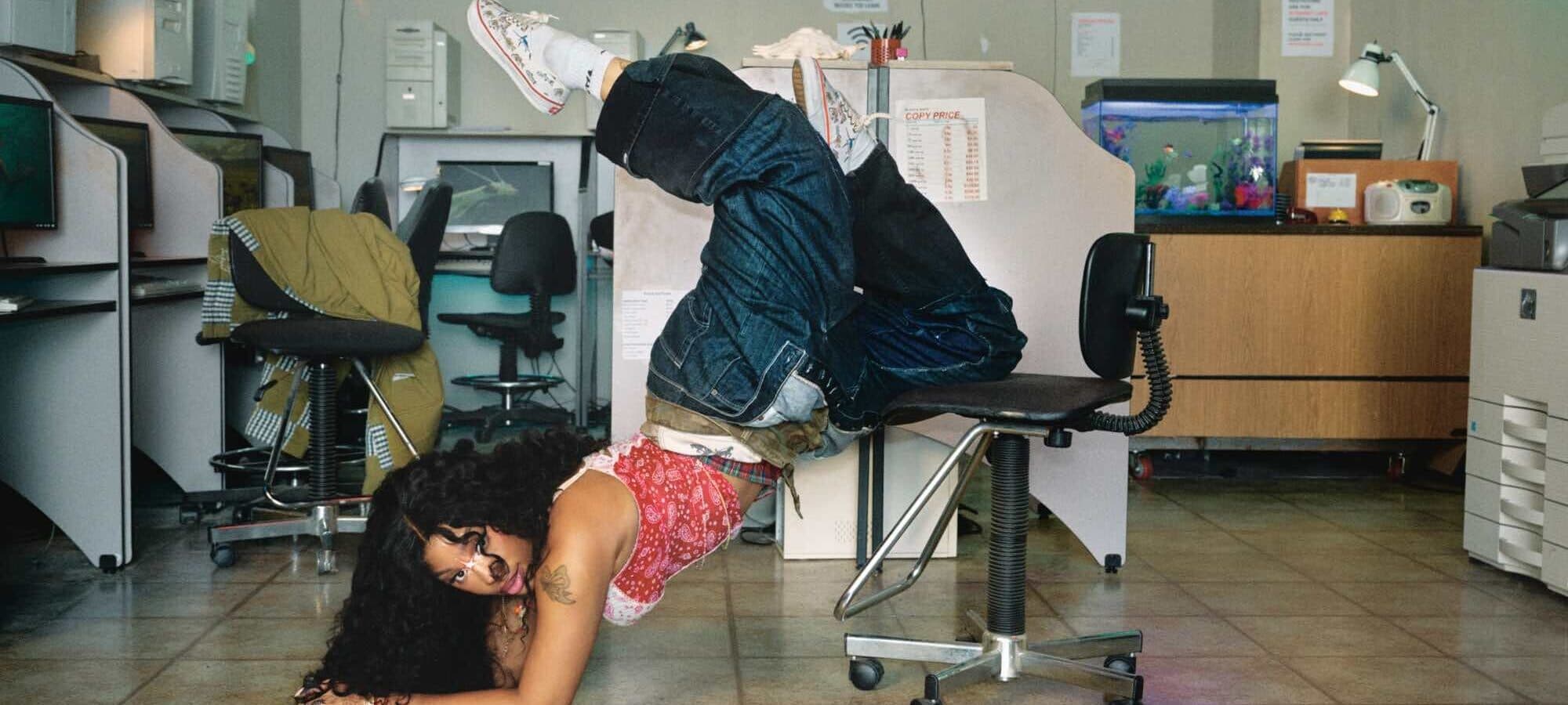 Vans firar 60 år av Authentic med SZA och Travis Barker