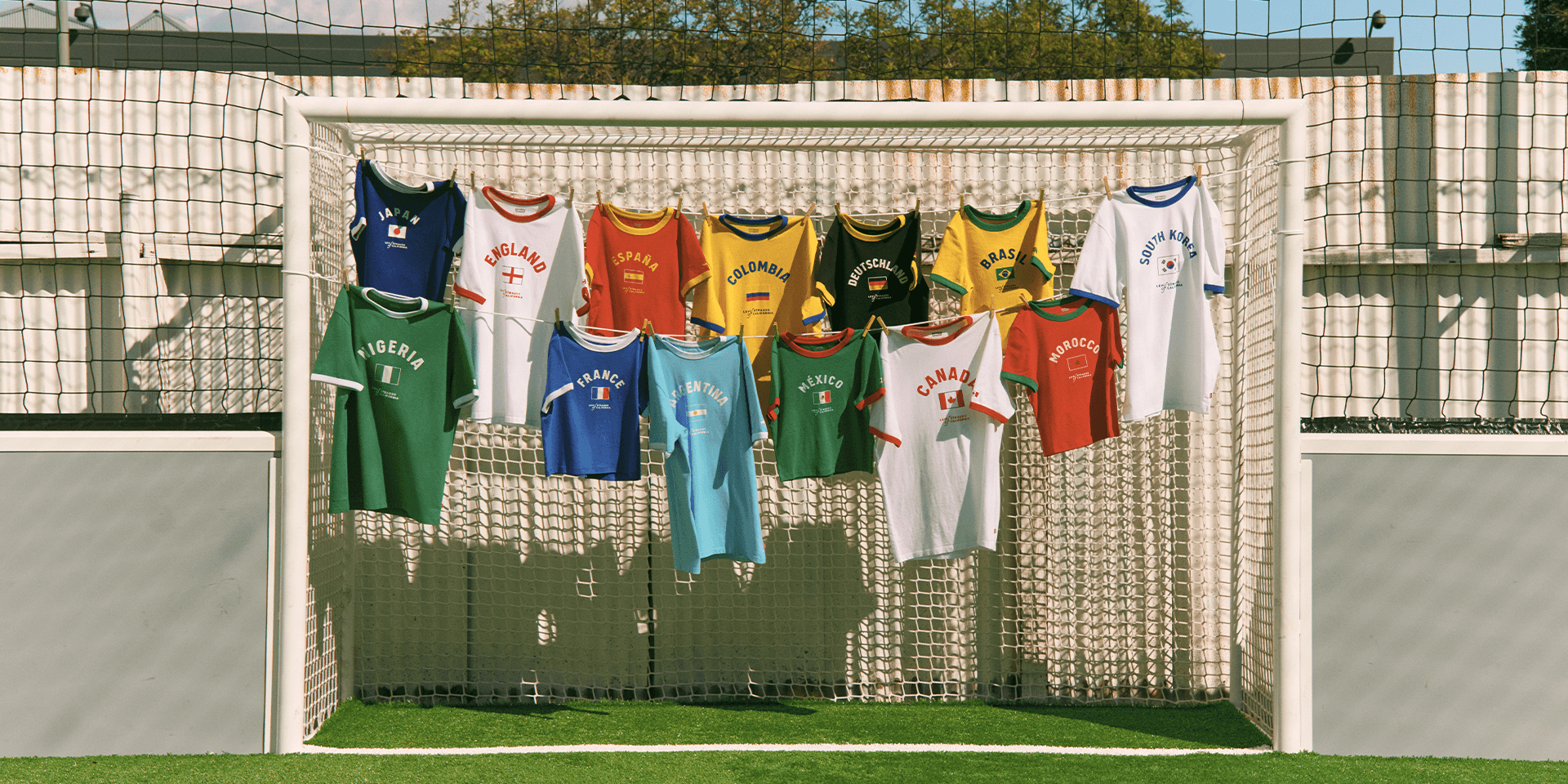 Levi’s® hyllar supporterkulturen inför fotbolls-VM - lanserar "Country Ringer Tees"
