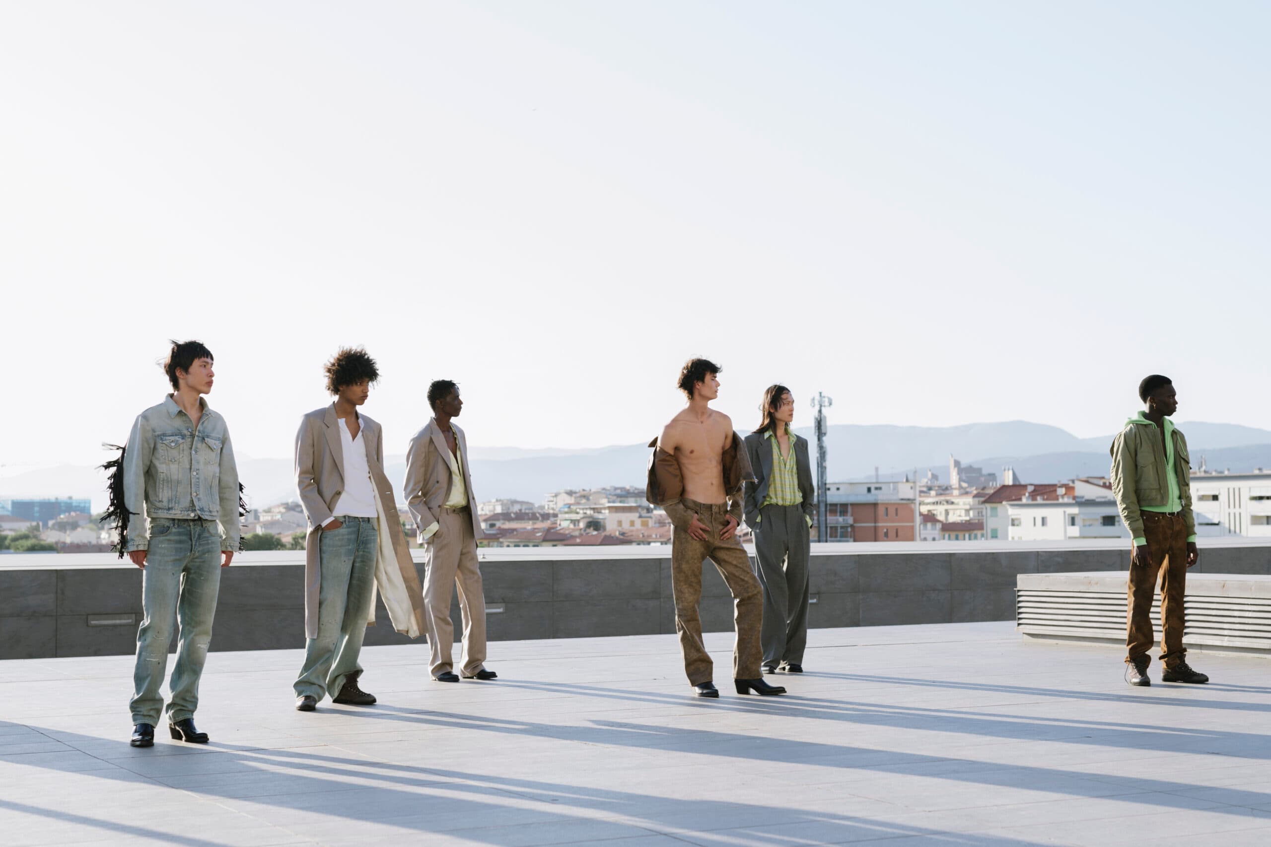 Modeller på en takterrass i Florence i de nya kläderna från Sunflower SS27 kollektion