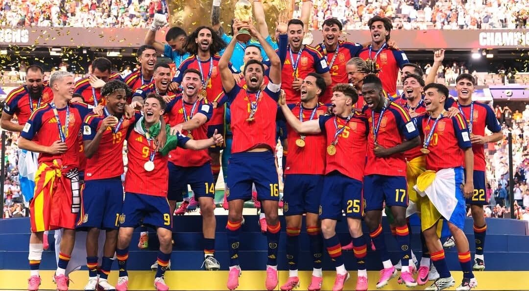 Spanska landslaget lyfer VM.pokalen efter att ha vunnit mot Argentina