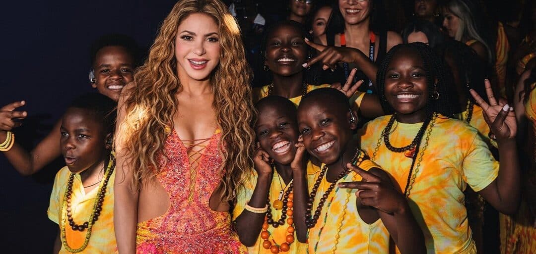 Shakira tillsammans med dansgruppen Ghetto Kids