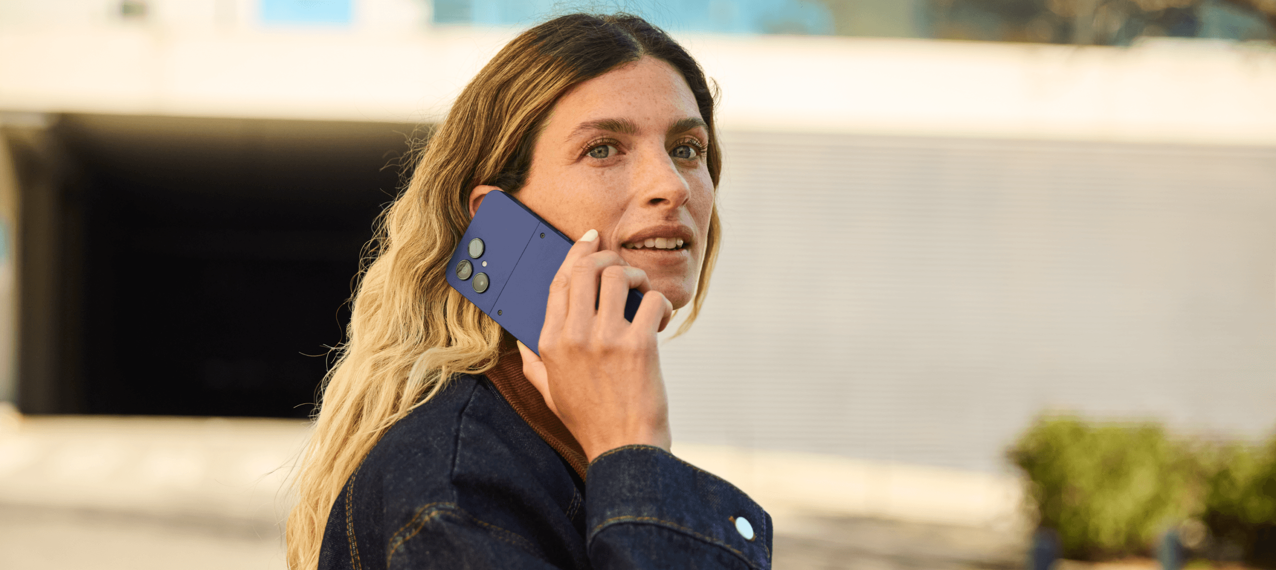 Den nya hållbara mobilen Fairphone 6+ i färgen Cobalt Blue.