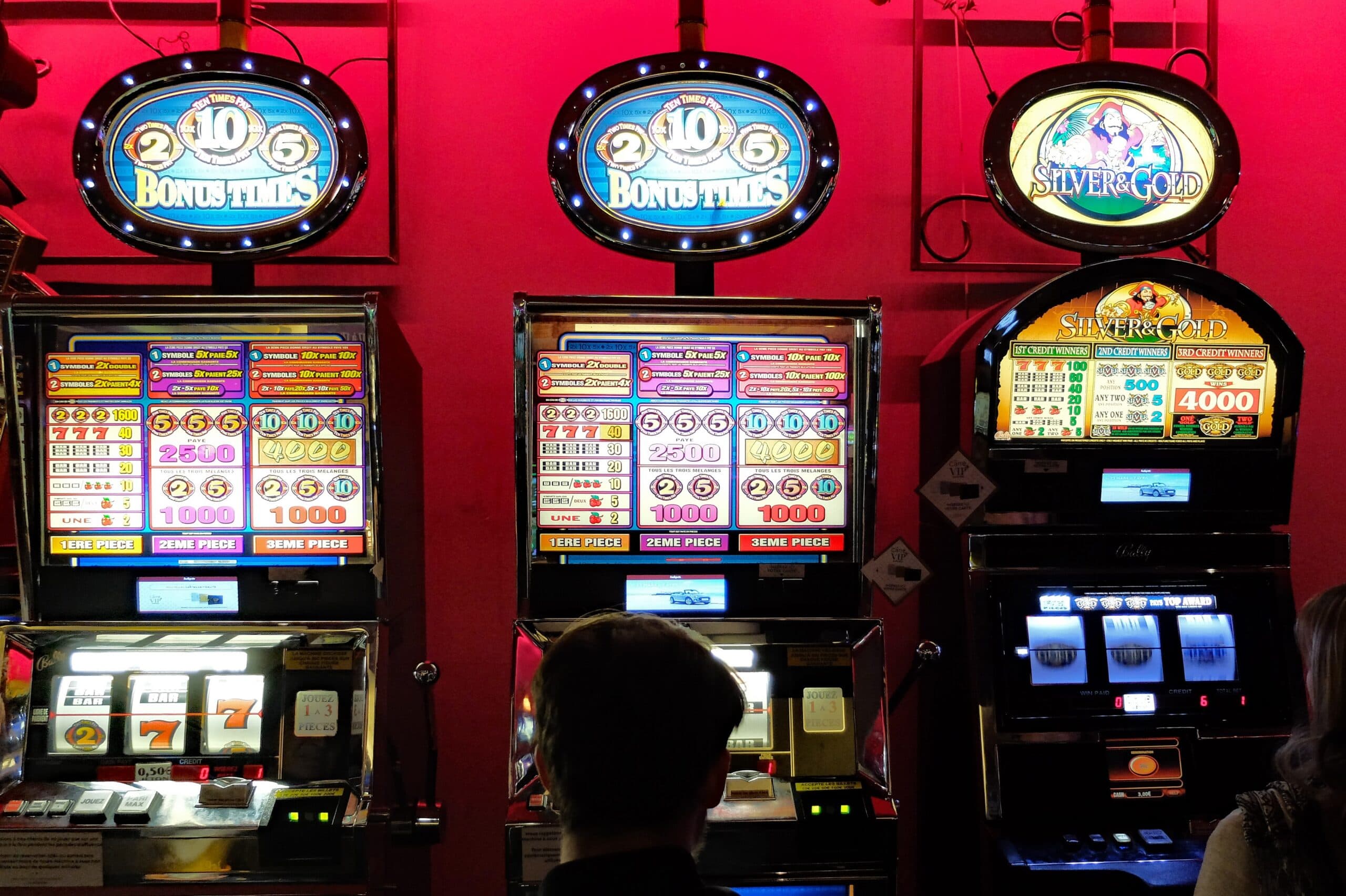Neon, pixlar och trap – estetiken bakom dagens slots