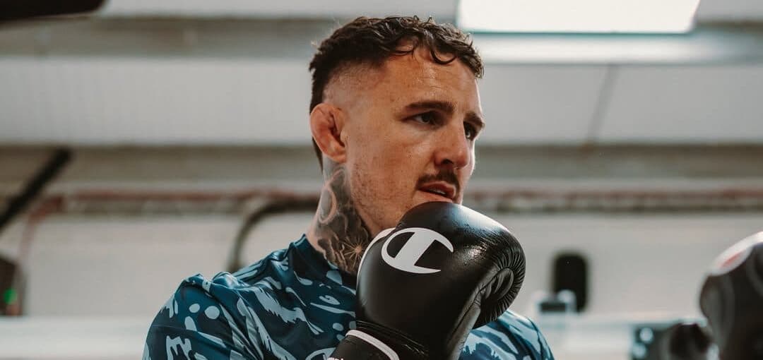 Tom Aspinall lämnar UFC-bältet efter ögonskada.
