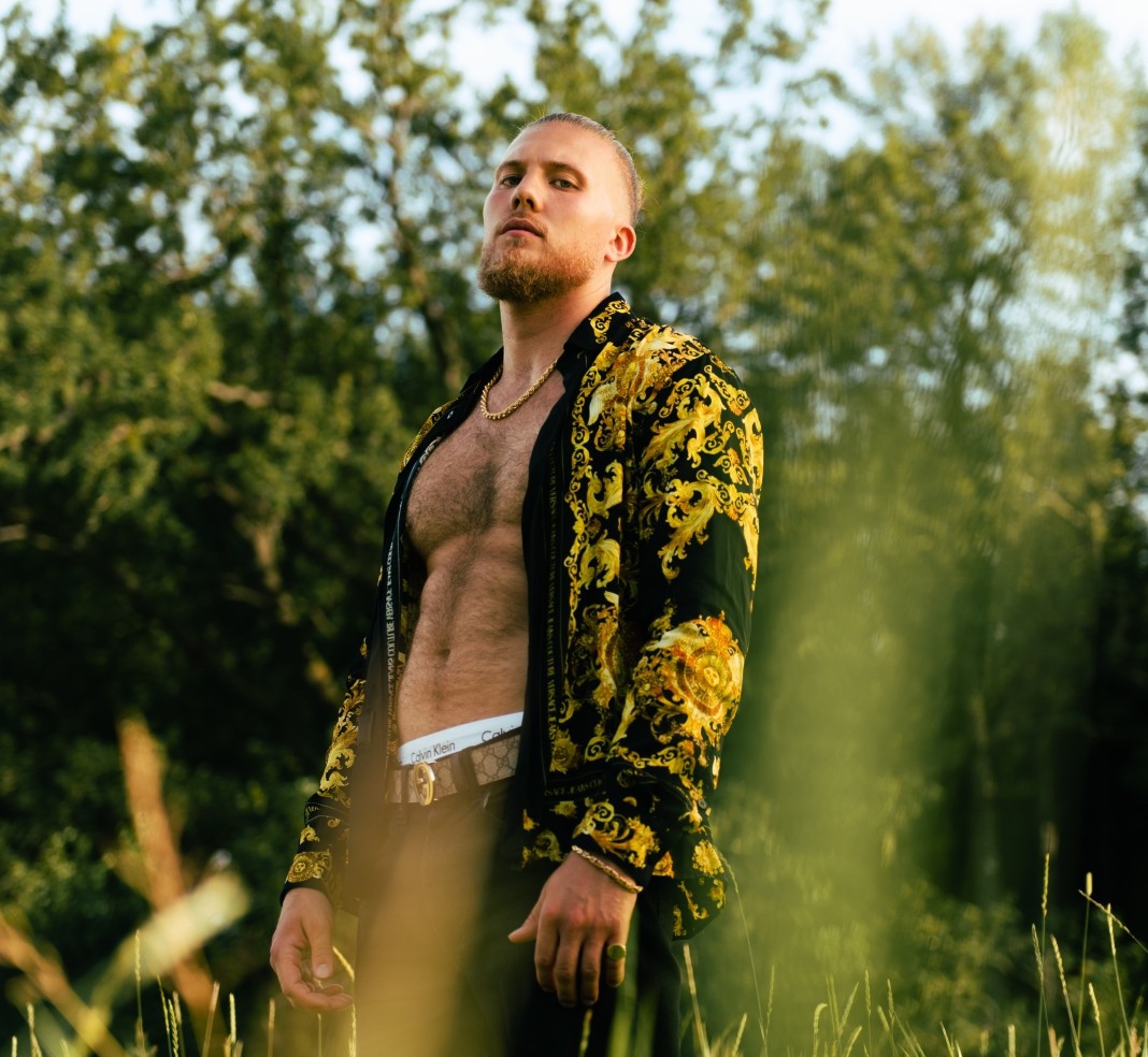 Aleksej visar sig sårbar med singeln ”Sibirien” Dopest